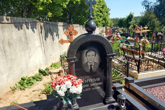 Гранитный памятник в форме арки с круглыми колоннами