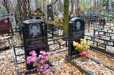 Одинаковые памятники из чёрного гранита для супружеской пары