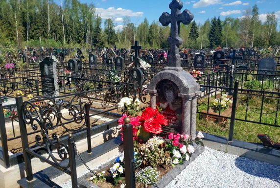 Православный крест на постаменте в форме арки
