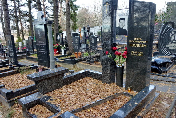 Высокое надгробье с фотографией умершего на стекле